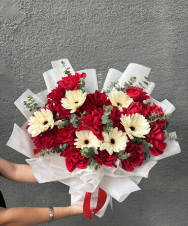 Fiori en base de rosas con gerberas
