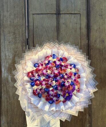 Mega bouquet de rosas azules , rosadas y blancas con orquídeas