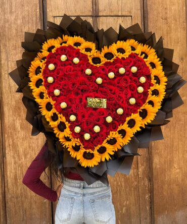 Mega corazón de rosas con girasoles alrededor